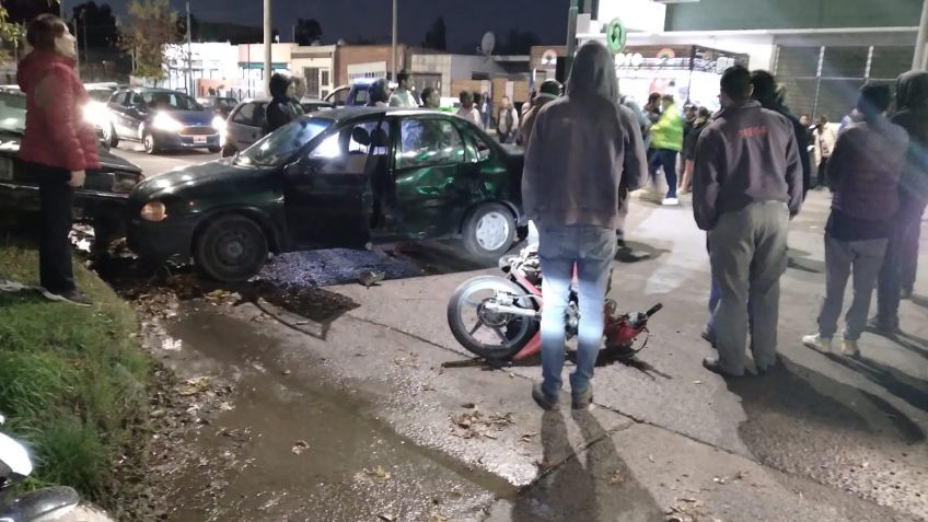 Peligrosa maniobra generó un duro choque entre auto y moto 
