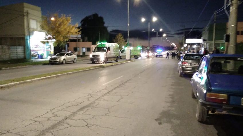Peligrosa maniobra generó un duro choque entre auto y moto 