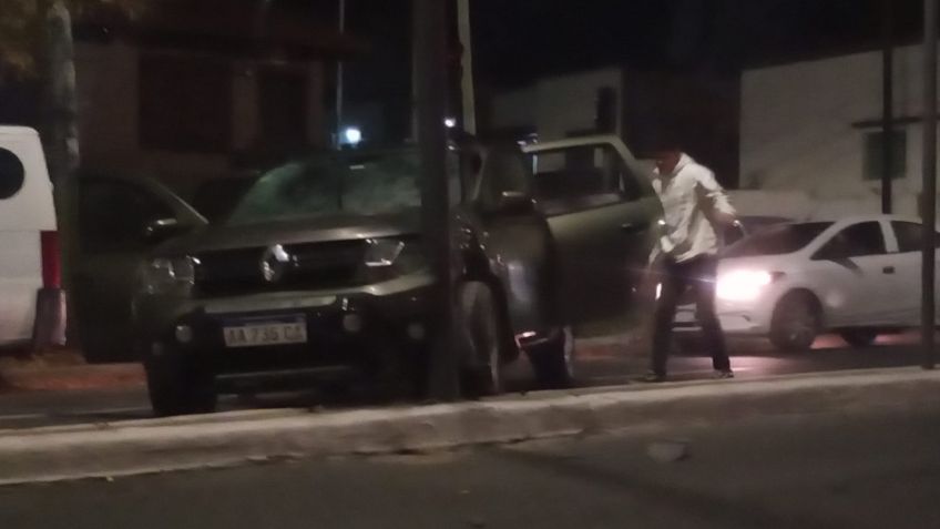 Camioneta chocó contra poste de alumbrado en Avellaneda