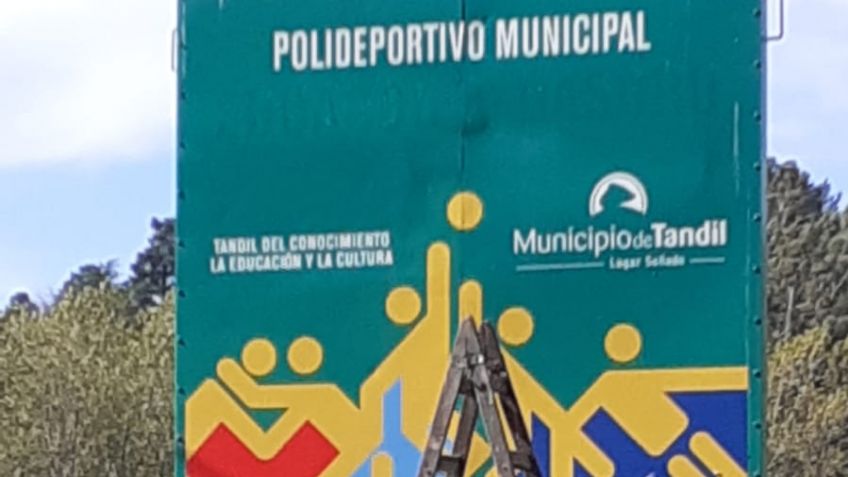 Ya retiraron el nombre de Eduardo Aldasoro de los carteles del Polideportivo Municipal