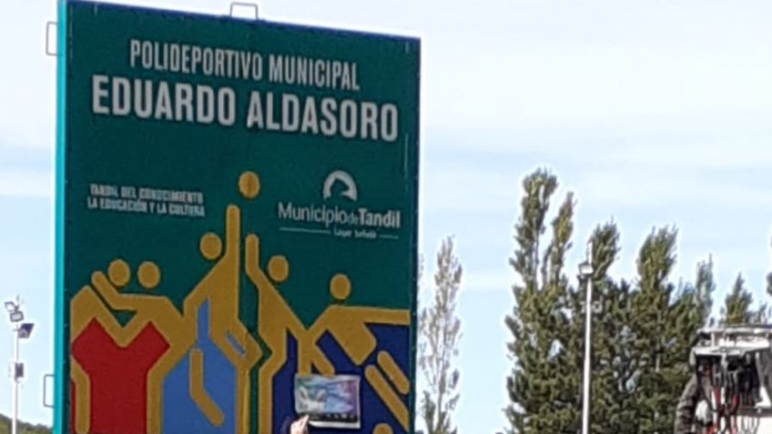 Ya retiraron el nombre de Eduardo Aldasoro de los carteles del Polideportivo Municipal