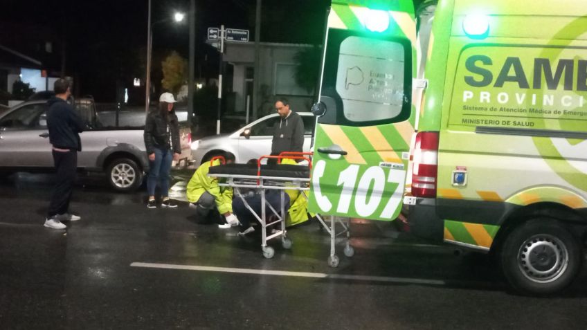 Chocaron bicicleta y camioneta en la avenida Santamarina