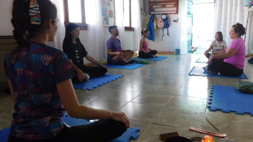 Para que la gente pueda disfrutar de los beneficios del Yoga, dan clases gratuitas