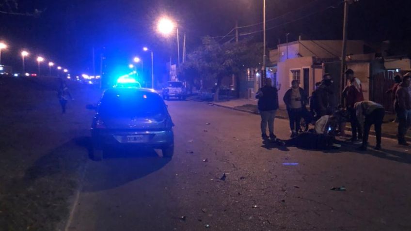 Dos jóvenes heridos tras chocar contra un auto estacionado