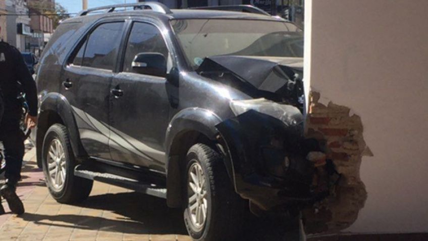 Camioneta se incrustó contra el paredón de un edificio