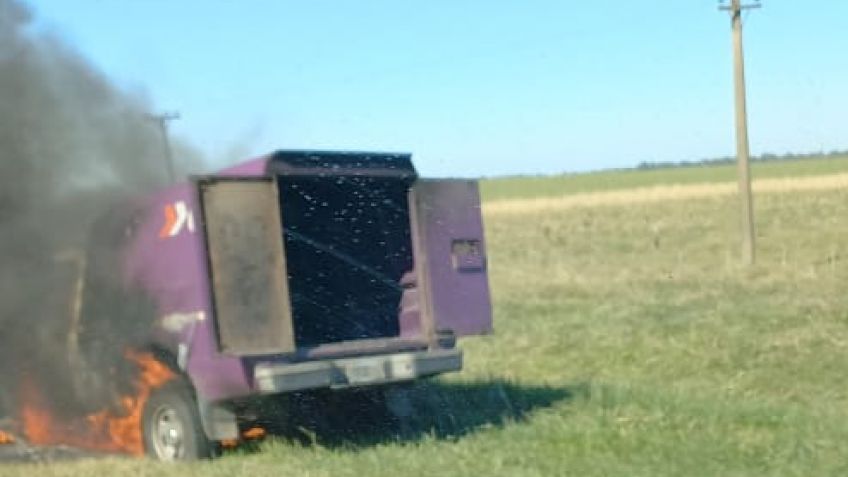 Una camioneta de Oca se incendió, pero alcanzaron a sacar todo lo que transportaba