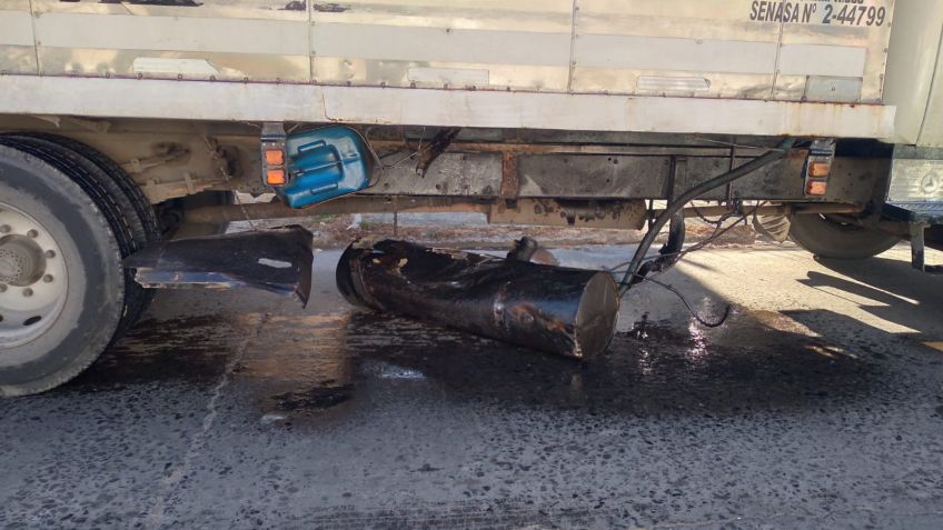 Choque y derrame de gasoil entre camioneta y camión