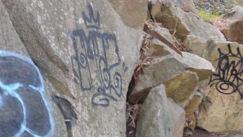 Robaron cables y pintaron grafitis en la zona del Calvario