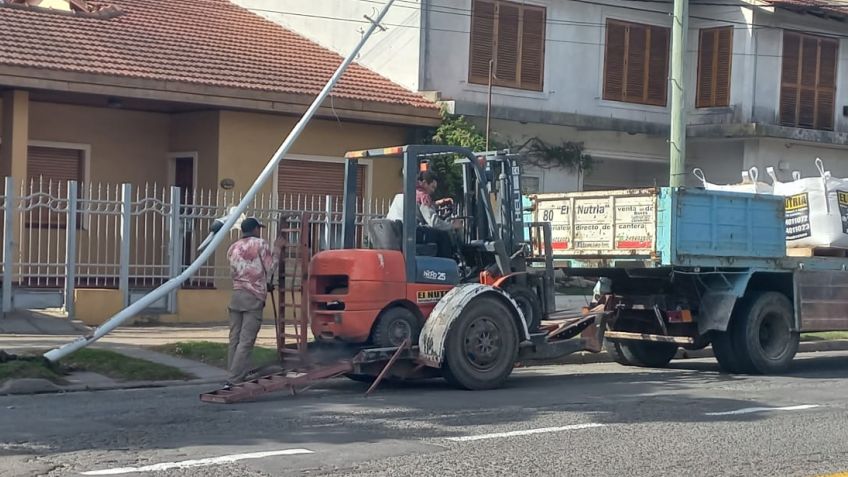 Carretón se desenganchó de un camión y terminó contra una columna de alumbrado