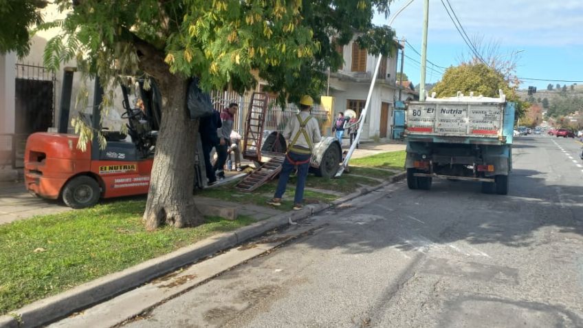Carretón se desenganchó de un camión y terminó contra una columna de alumbrado