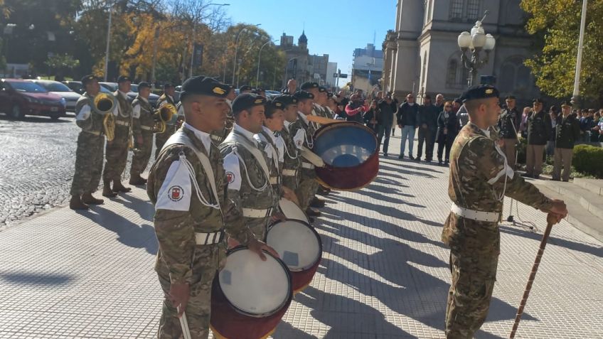En la explanada Municipal, la Banda del Ejército entonó el Himno Nacional Argentino