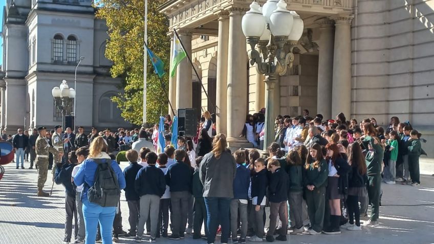 En la explanada Municipal, la Banda del Ejército entonó el Himno Nacional Argentino