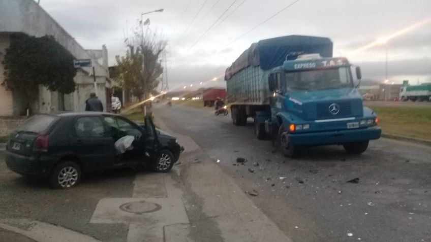 Un joven hospitalizado tras chocar con su auto contra un camión