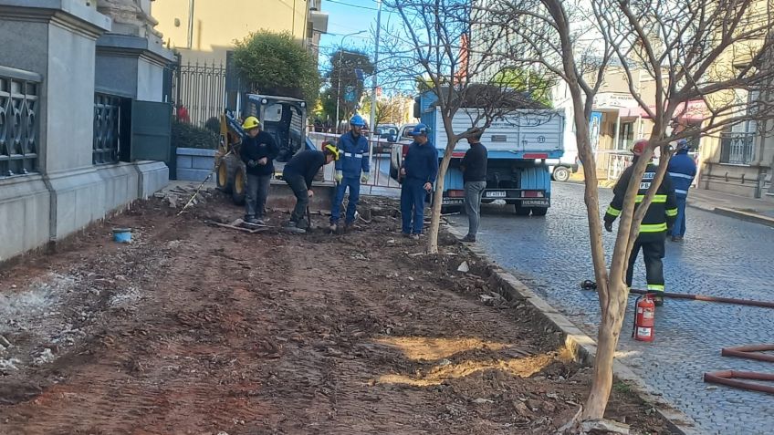 Cambiaban veredas y maquinaria rompió un caño de gas