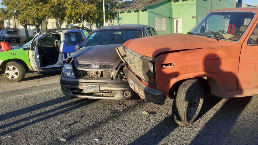 Choque entre camioneta y automóvil en Edison y Liniers