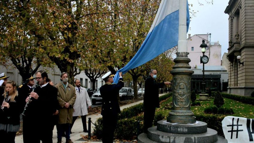 Sin desfile por el clima, se realizó el izamiento de bandera y tedeum del 25