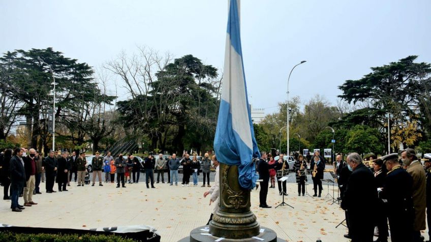 Sin desfile por el clima, se realizó el izamiento de bandera y tedeum del 25
