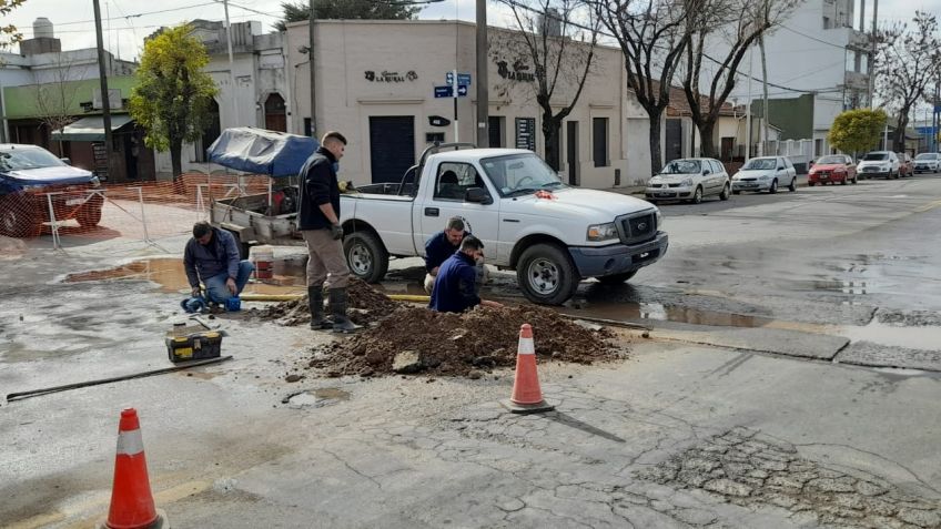 Por la rotura de un caño, cortaron el tránsito en Avellaneda entre Fuerte Independencia y Chacabuco