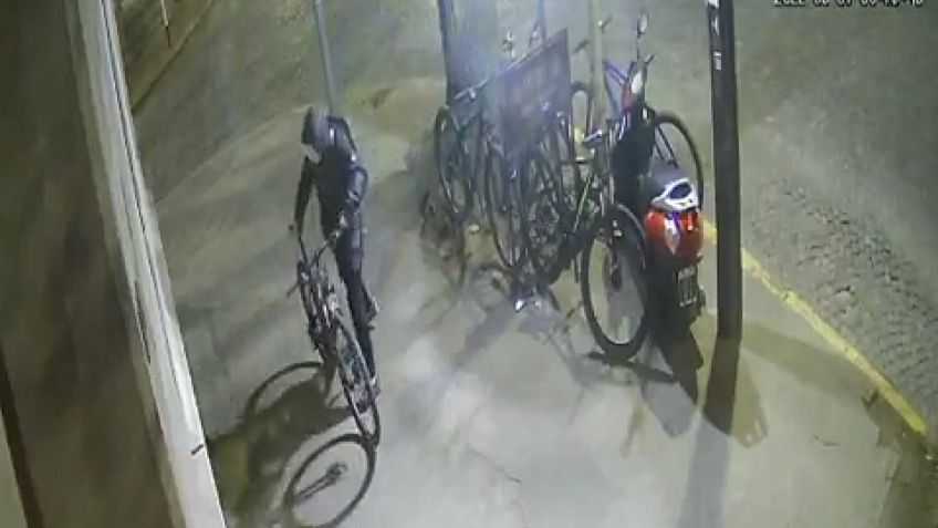 Robó una bicicleta en la puerta de un conocido restaurante y quedó grabado