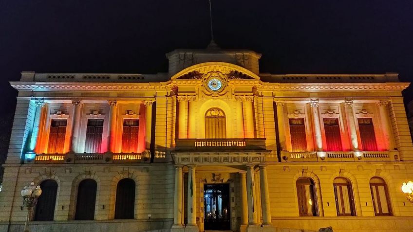 El Palacio Municipal, iluminado de naranja por el Día Mundial de la Esclerosis Múltiple