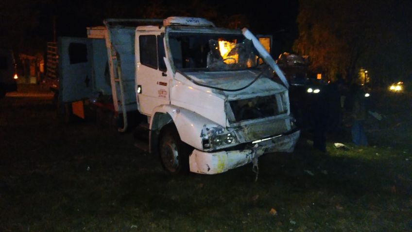 Camión chocó contra una garita y tandilenses se salvaron por pocos metros