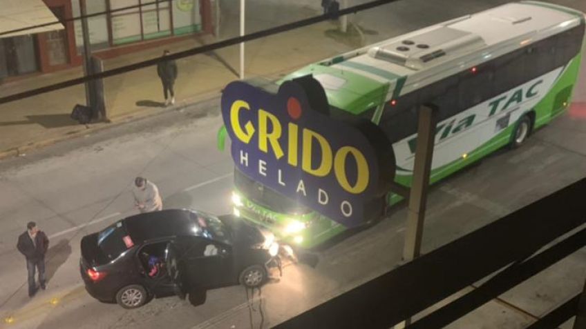 Colectivo y automóvil chocaron sobre Av. Buzón