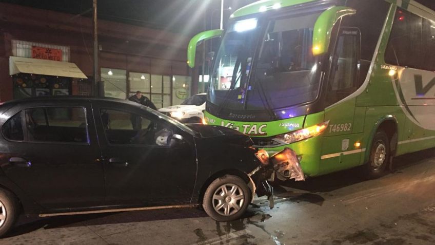 Colectivo y automóvil chocaron sobre Av. Buzón
