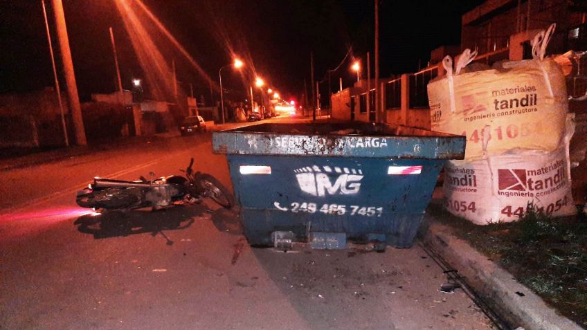 Motociclista murió tras chocar con un contenedor