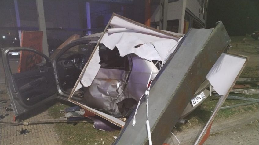Automovilista impactó violentamente contra concesionaria de vehículos 