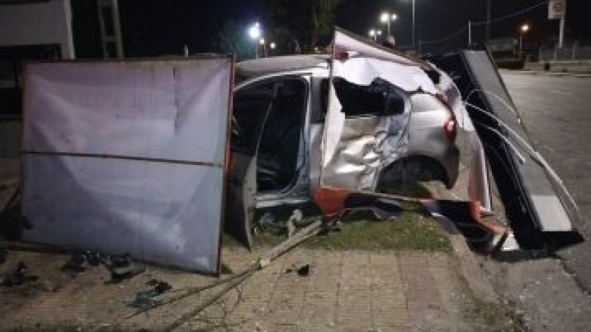 Automovilista impactó violentamente contra concesionaria de vehículos 