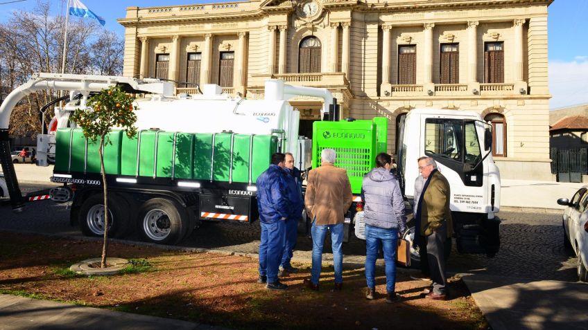 El Municipio presentó un nuevo camión para la Dirección de Obras Sanitarias