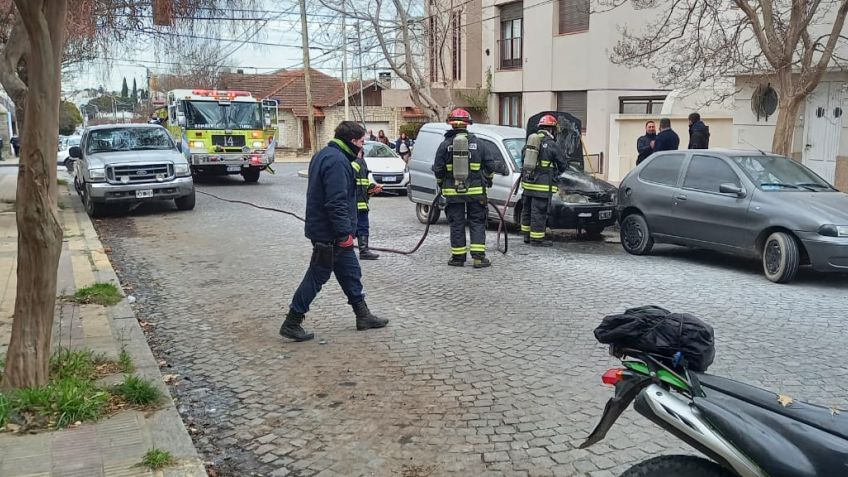 Bomberos controlaron el incendio de una camioneta en la zona céntrica