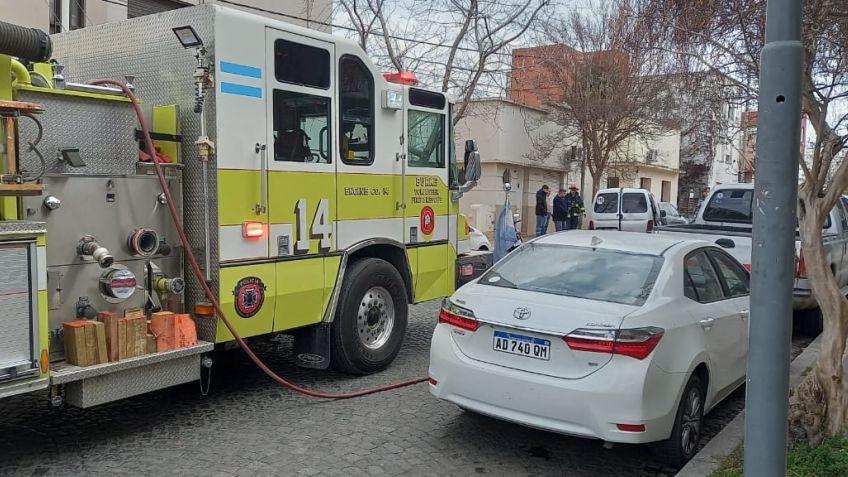 Bomberos controlaron el incendio de una camioneta en la zona céntrica