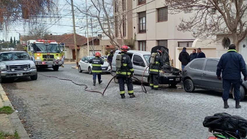 Bomberos controlaron el incendio de una camioneta en la zona céntrica