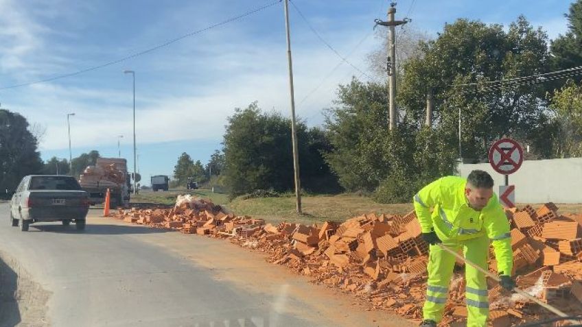 Camión volcó ladrillos en Ruta 226 y rotonda de Reforma Universitaria