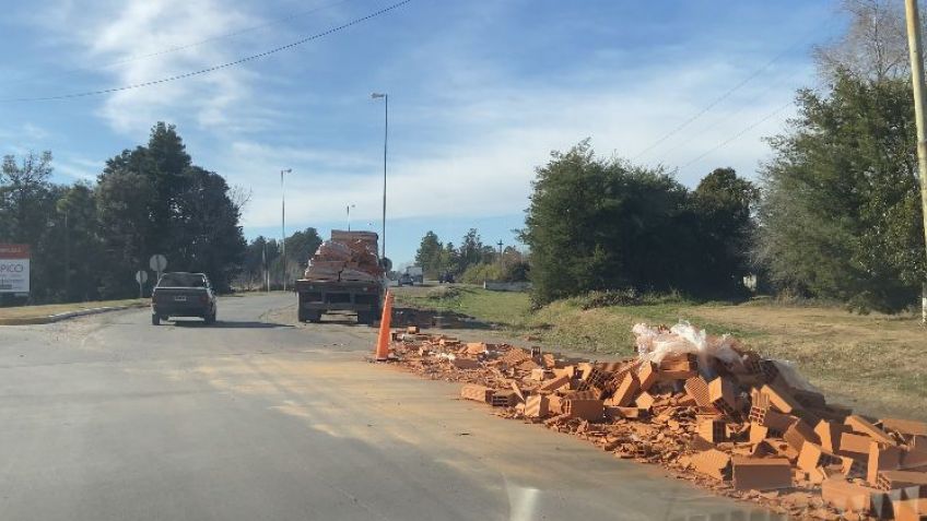Camión volcó ladrillos en Ruta 226 y rotonda de Reforma Universitaria