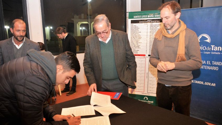 Se firmaron las actas de entrega de lotes del programa "Vela Avanza"