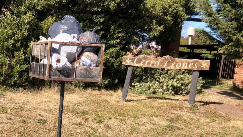 En Cerro Leones, la gente sigue sacando los residuos y los deposita en sus basurines