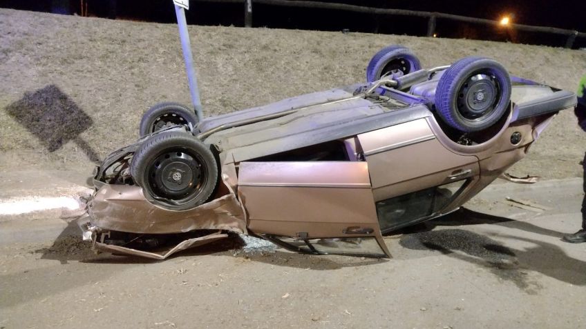 Automóvil volcó en Avenida Lunghi