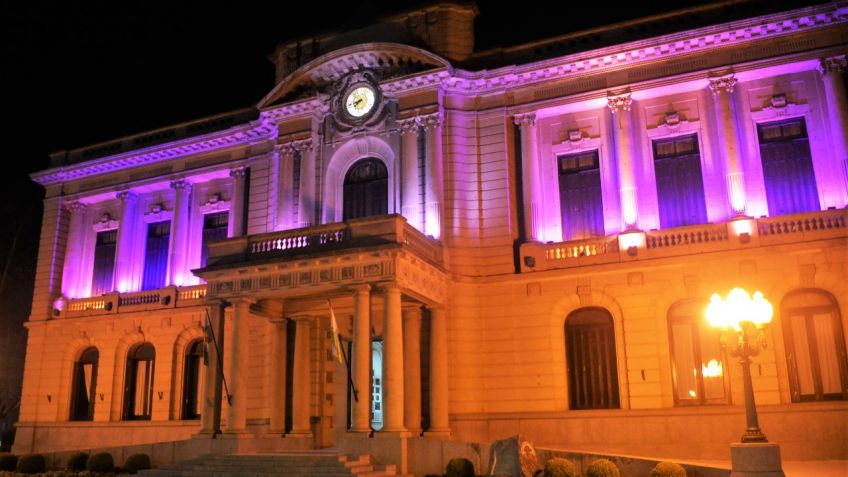 El Palacio Municipal se iluminó de color magenta por el Día Mundial Contra la Trata de Personas