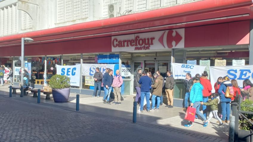 El Sindicato Empleados de Comercio se manifiesta en el ingreso al Carrefour Market