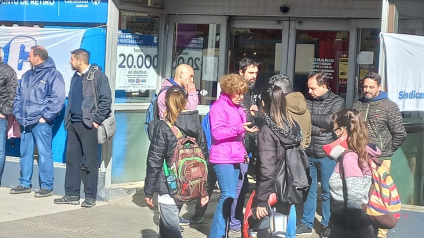 El Sindicato Empleados de Comercio se manifiesta en el ingreso al Carrefour Market