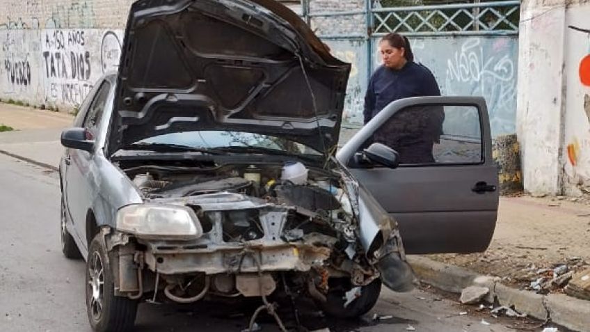 Lo llevaban de tiro en contramano, se soltó y chocó contra un árbol