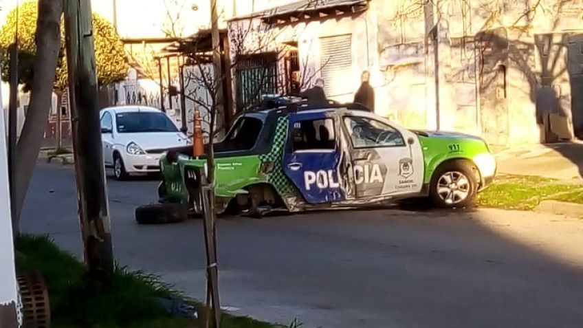 Oficial de policía que acudía a un robo, chocó contra un auto y una columna de alumbrado