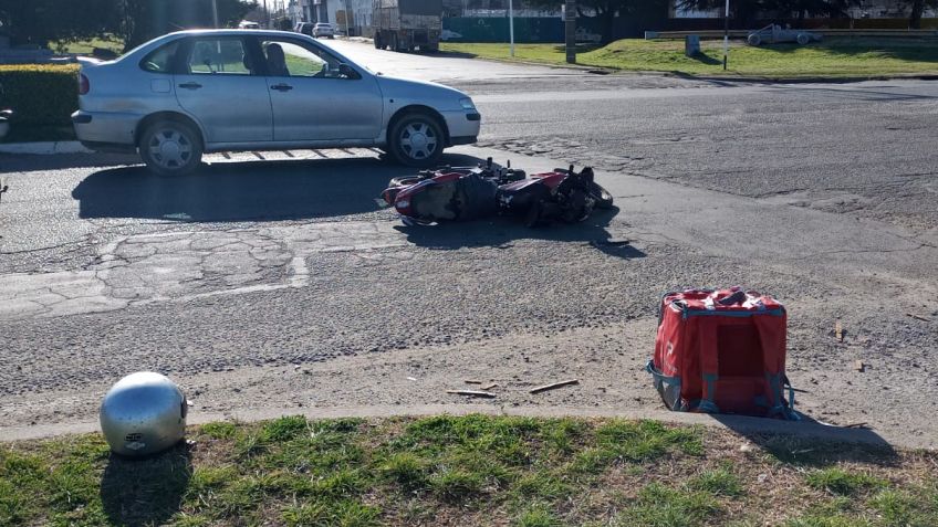 Motociclista no pudo esquivar unos cables y cayó al asfalto