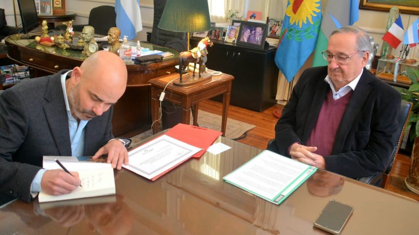 El intendente Lunghi recibió al escritor Eduardo Sacheri