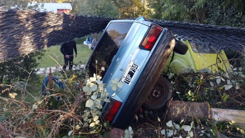 Un auto perdió el control y terminó en el patio de una vivienda