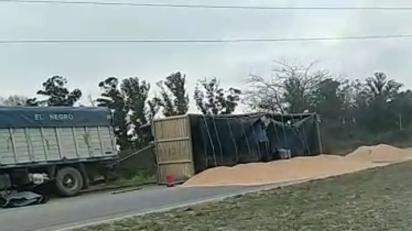 Camión volcó su carga en Ruta 30 al intentar esquivar un vehículo