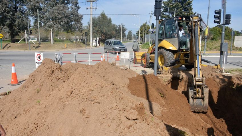Avanzan los trabajos de recambio de cañerías de agua en calle Azucena