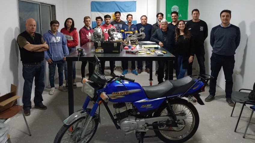 Se dictan cursos sobre mecánica de motos, reparación de tractores y máquinas agrícolas